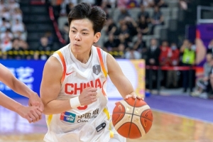 九游体育app-填满数据栏！杨舒予11中4拿到9分8板5助2断1帽 正负值+23最高